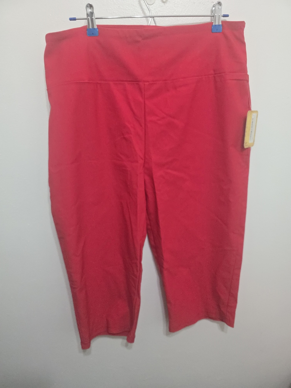 Hybrid & company Bright Red Mid-Rise Bermuda Shorts